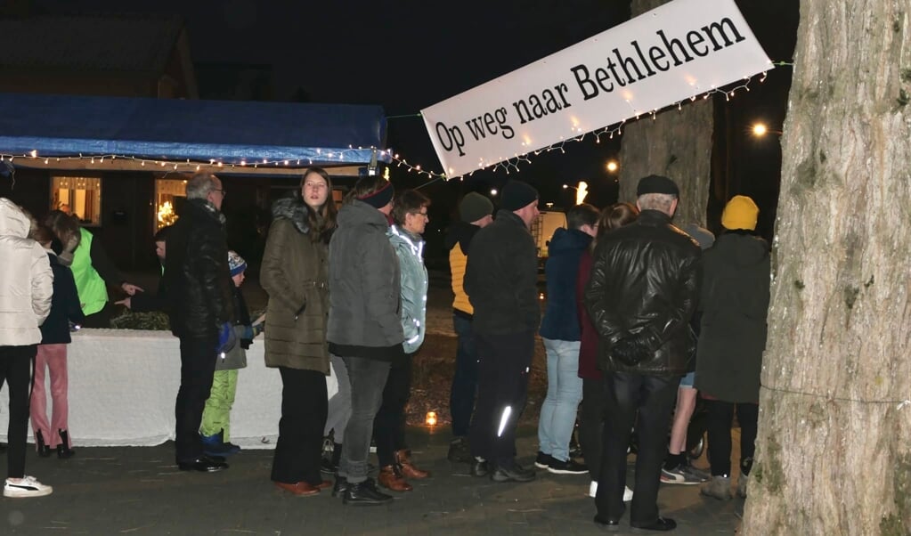 Drukte bij de start van de wandeling