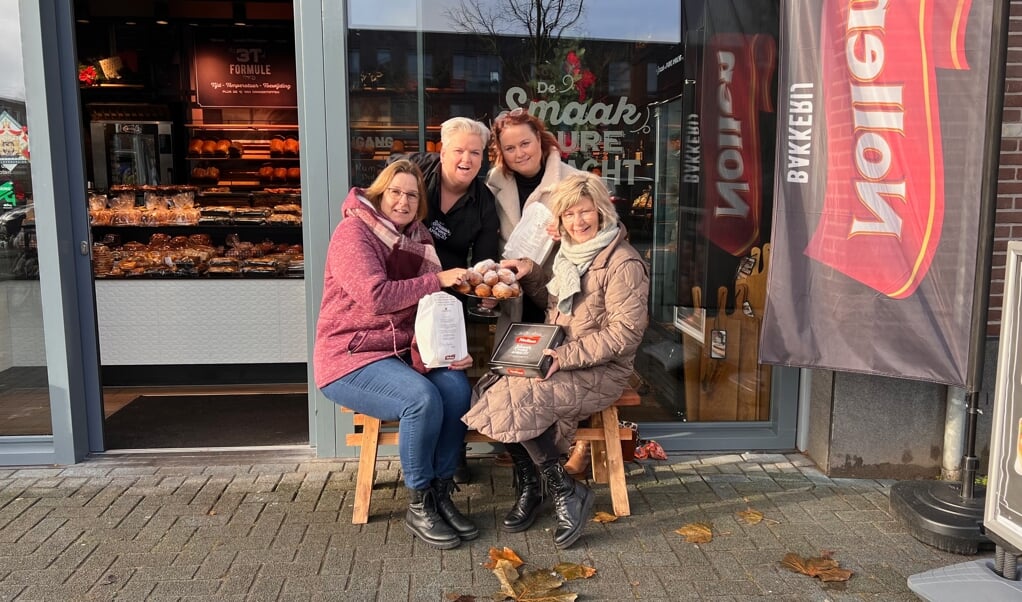 Sylvia Ordelmans (links boven) van bakkerij Nollen en Debby Nijenhuis (rechtsboven) van de Nije stichting geven oliebollen aan briefschrijfster Joice Mollen (links) en haar collega.