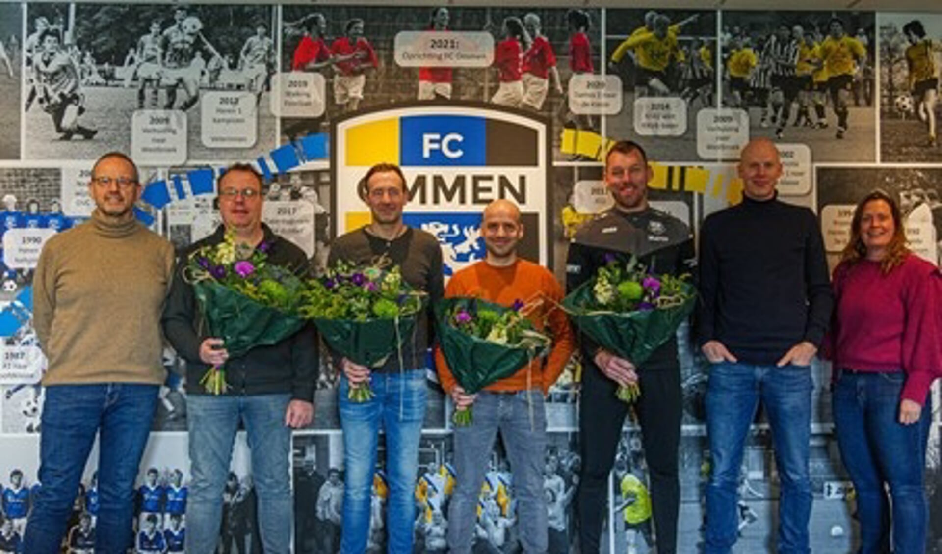 Zaterdag werden bij FC Ommen de contracten van de trainers van de prestatie-elftallen verlengd. Van links naar rechts: Bertus Heuver, Wiljan Willems, Yves Heskamp, Hermen Hogenkamp, Marco Hollak, Arjan Pot en Eline Hekman.