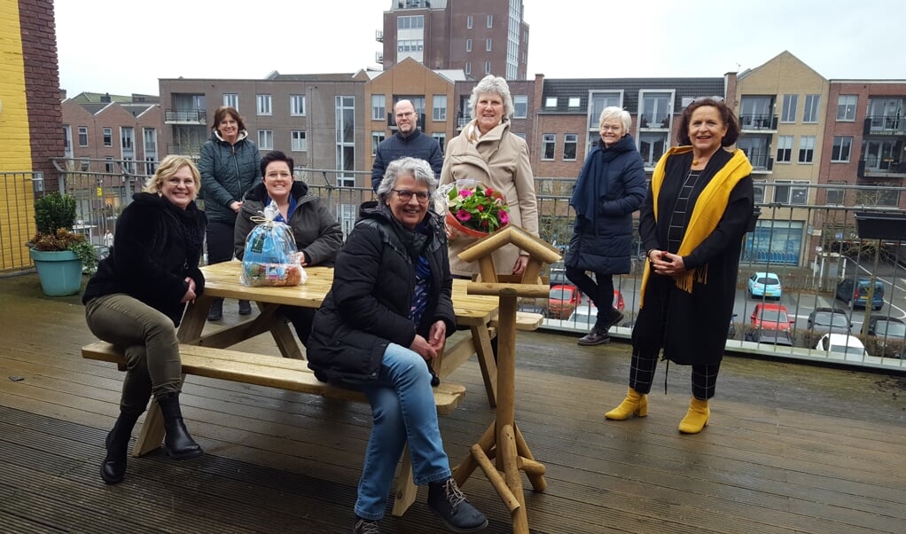 Ingrid Wevers, Jeannette Brink, Marieke Zandbergen, Hilly de Vries, Hendrie Heijink, Margret Ticheler, Ineke Hans en Ria van Duiven bij de ingebruikname van de picknicktafel. 