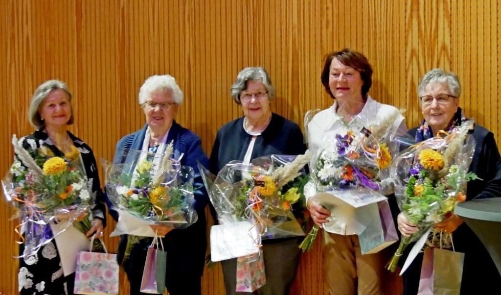 Voor 40 jaar trouw lidmaatschap van de Vrouwen van Nu werden verschillende dames gehuldigd en in de bloemetjes gezet. 