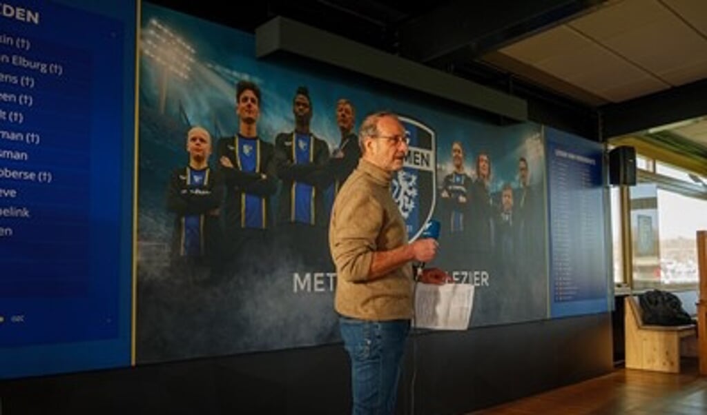 FC Ommen-voorzitter Bertus Heuver onthult de fotowand, met daarop de namen van ereleden en leden van verdienste en rondom het clubembleem de beeltenis van een vertegenwoordiger van alle niveaus waar bij FC Ommen geacteerd wordt.