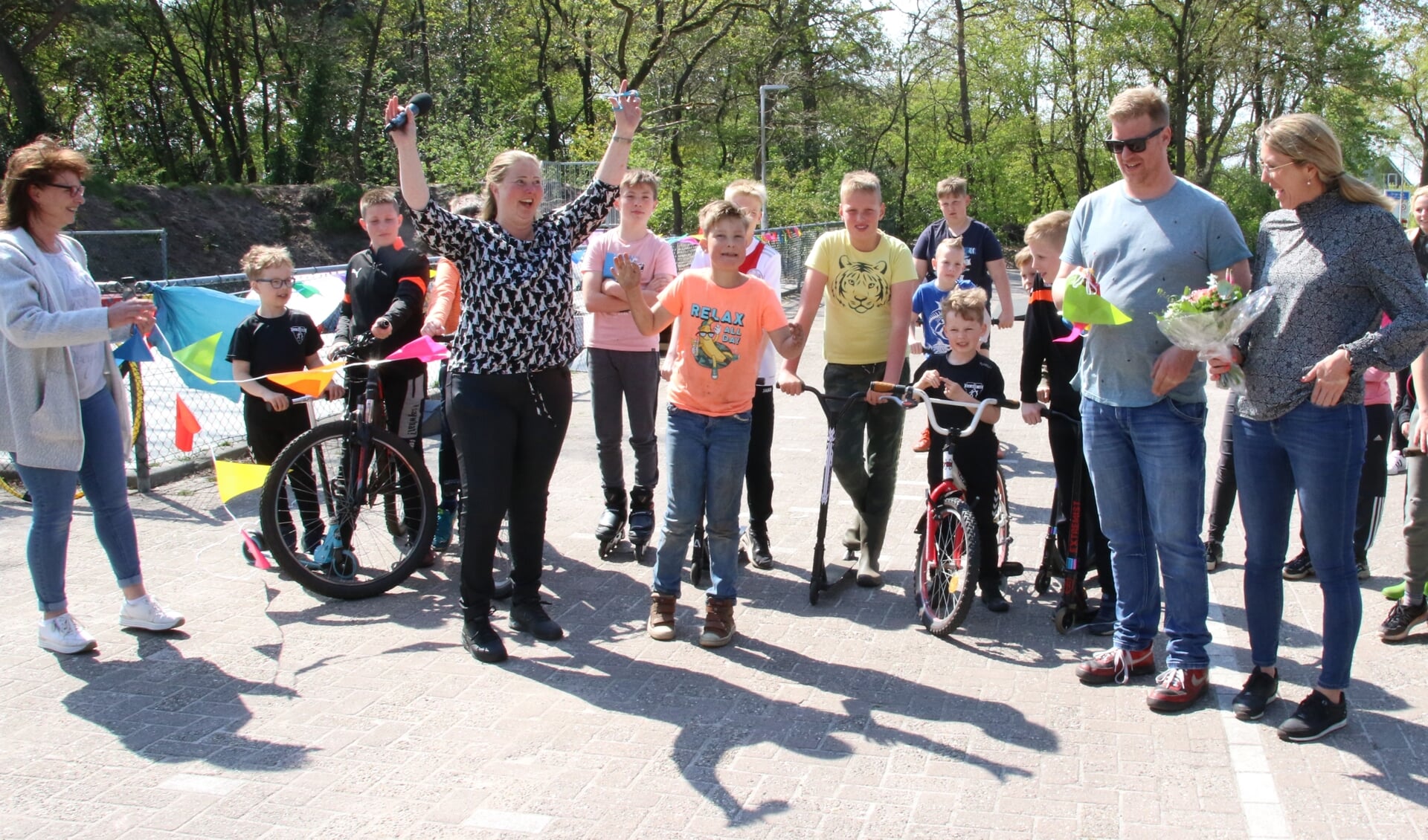 Laura Starrenburg geeft het startsein voor de ingebruikname van het skatepark.