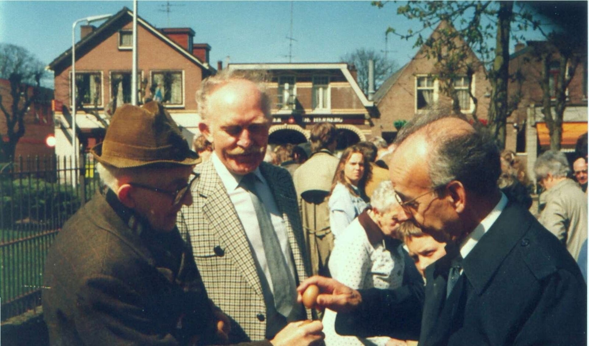 1984. Eiertikken, hier nog op het Kerkplein met v.l.n.r. Martend Makkinga, Gerard Martens en pastoor Flapper