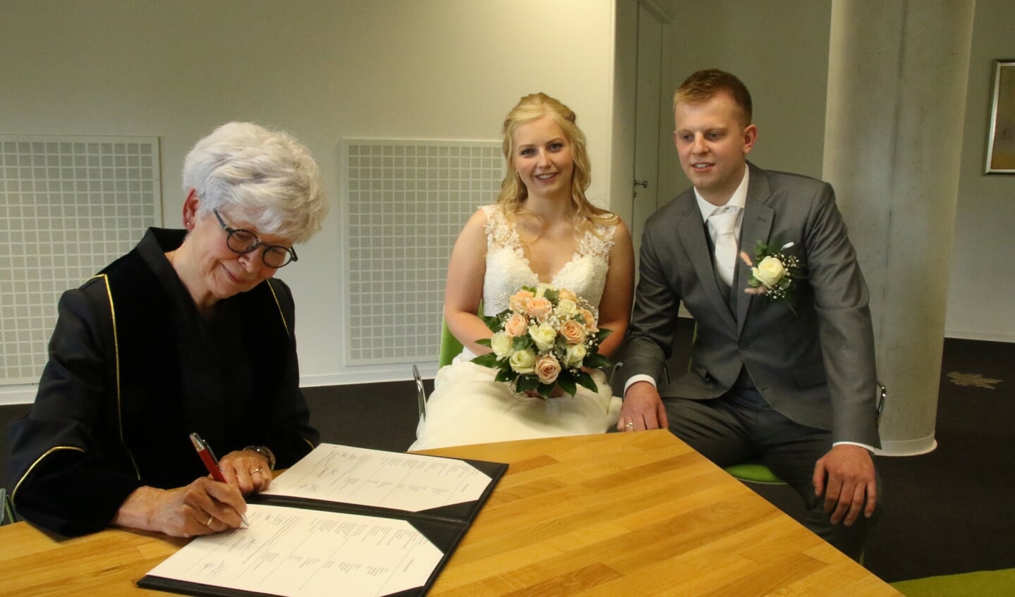 Met de huwelijksvoltrekking tussen Richald Dijk en Joyce Kikkert heeft Jenny Weitkamp na 32 jaar een punt gezet achter haar carrière als Buitengewoon Ambtenaar van de Burgerlijke Stand in Hardenberg. 