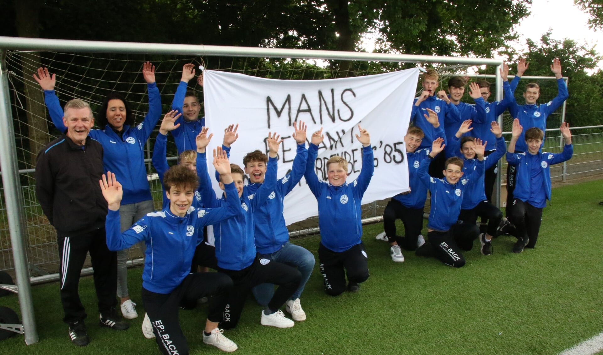 Het jongensteam van Hardenberg '85 zorgde voor een feestelijk afscheid van trainer Mans Spijkers, die zij node gaan missen. 