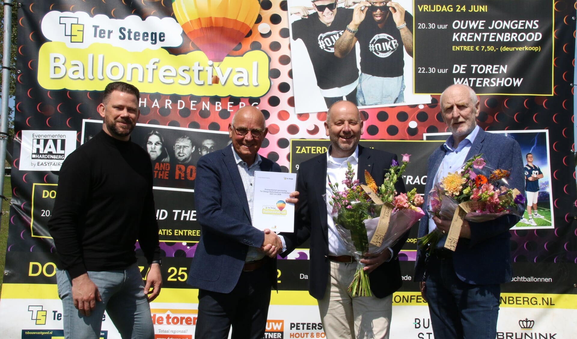 Van links naar rechts: Arend Hofsink en Henk Brink namens het bestuur van het ballonfestival en Peter Vollenbroek en Hans Kottrik namens Ter Steege Bouw Vastgoed.