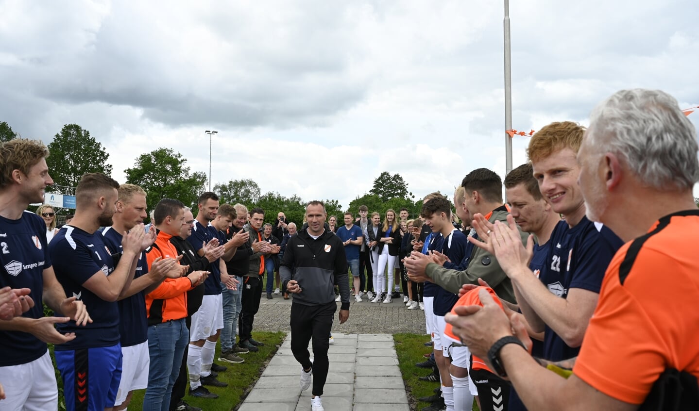 Selectiespeler Gert Dogger werd met luid applaus verwelkomd op sportpark Twistveen bij de opening van het 'Gert Dogger Court'.