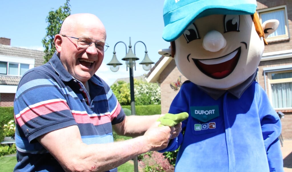 Roelof Dekker werd maandag verrast met het mascottepak door Duport.