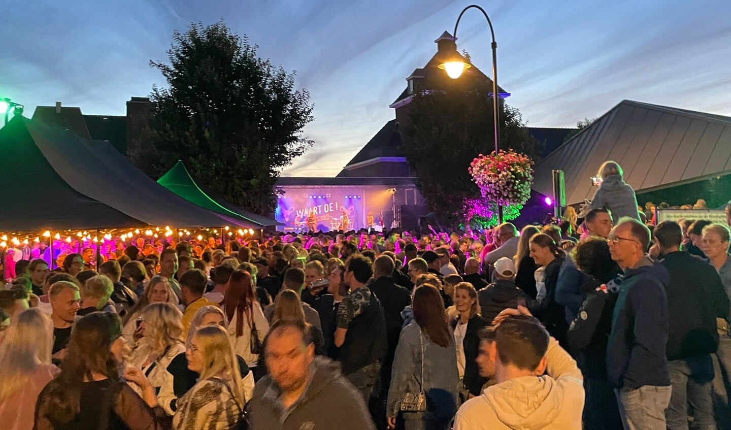 De band Bökkers wist een groot en enthousiast publiek in Ommen te boeien tijdens de afsluiting van de Landbouwdag.