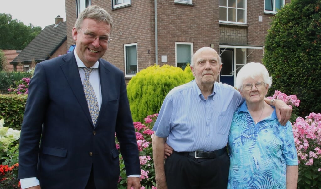 Wethouder Jaspers Faijer kwam het briljanten paar Middag-Euverman feliciteren namens de gemeente Ommen.
