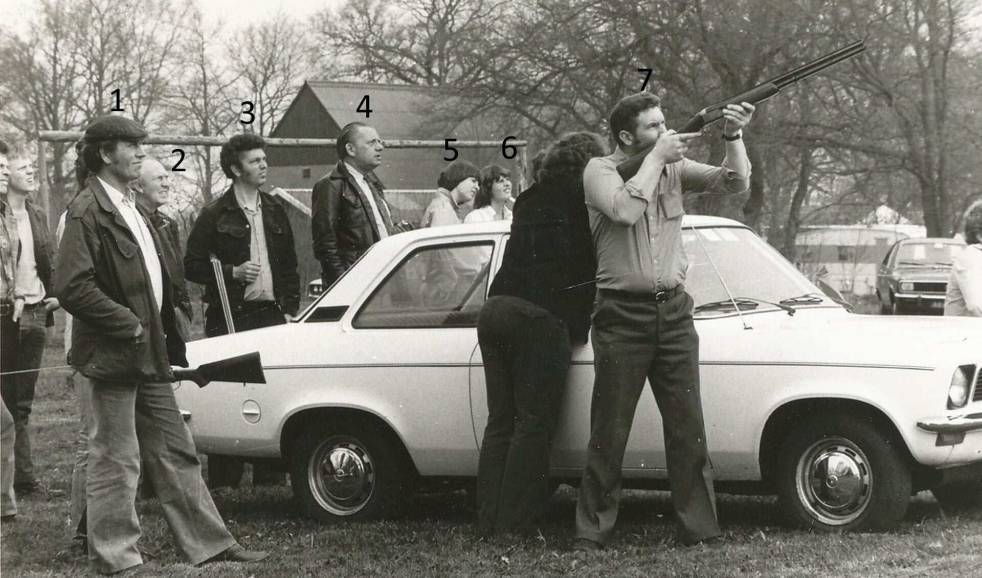 HV03457: Foto is gemaakt in 1978. Mensen aan het kleiduivenschieten. 