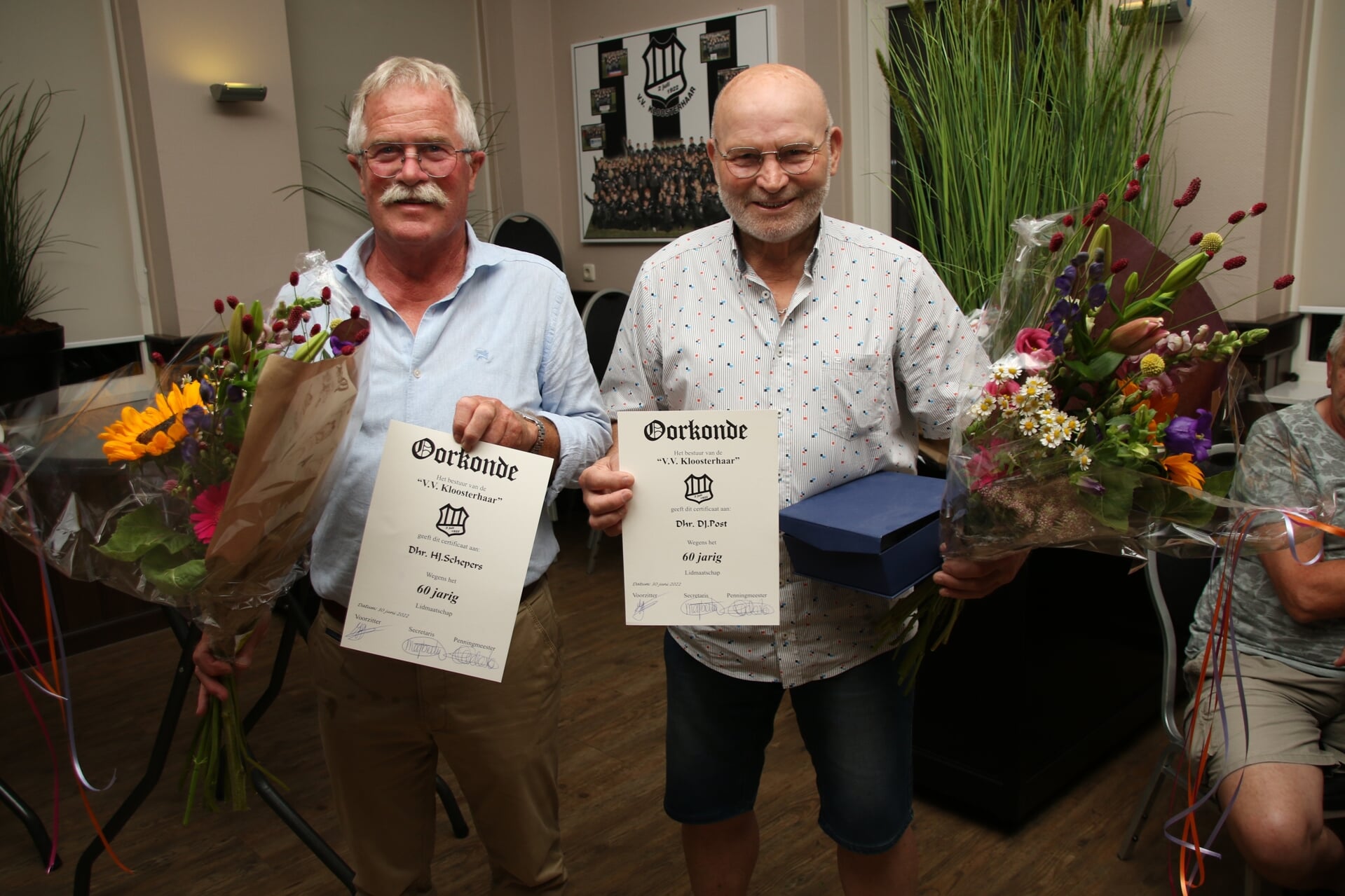 Dick Post, Henk Schepers (links) afwezig Eb Beuving. Zij zijn maar liefst zestig jaar lid.