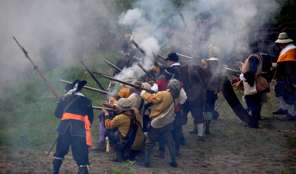 Bij de stadsgracht zullen net als in 1672, kanonnen bulderen en schoten worden gelost met musketten. 