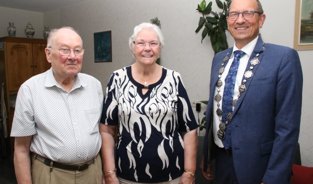 Burgemeester Offinga werd hartelijk ontvangen door Fons en Mena die al 65 jaar lief en leed delen. 