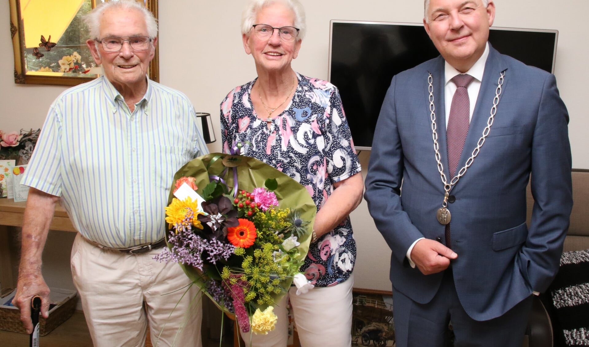 Burgemeester Hans Vroomen kwam het briljanten paar persoonlijk namens de gemeente Ommen feliciteren. 