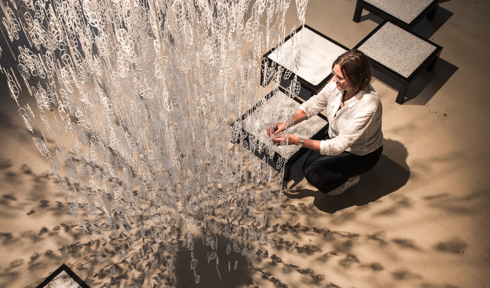 Marjan bouwde 'Installatie Veerkracht' met maar liefst 3.000 glazen veertjes. 