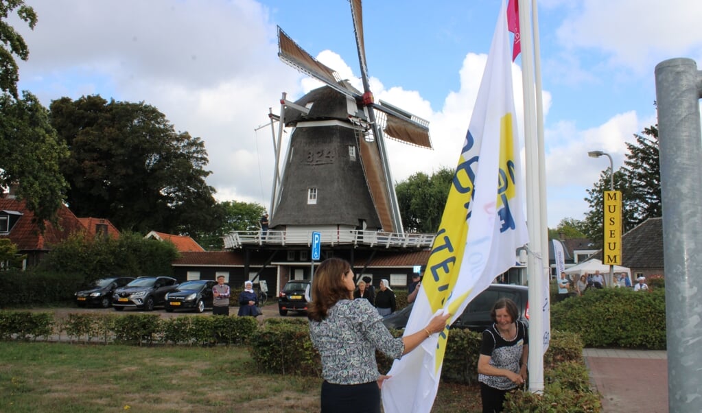 Wethouder Alice van den Nieuwboer (links) en Gerda Wermink hijsen de Open Monumentenvlag als officiële openingshandeling.