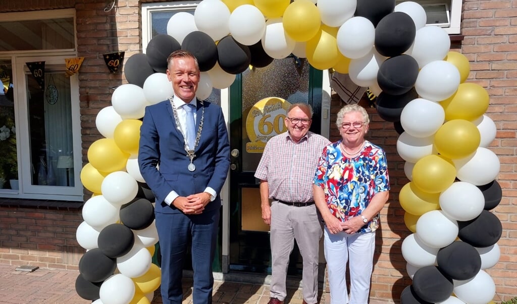 Burgemeester Hans Broekhuizen kwam het diamanten paar namens de gemeente persoonlijk feliciteren.   