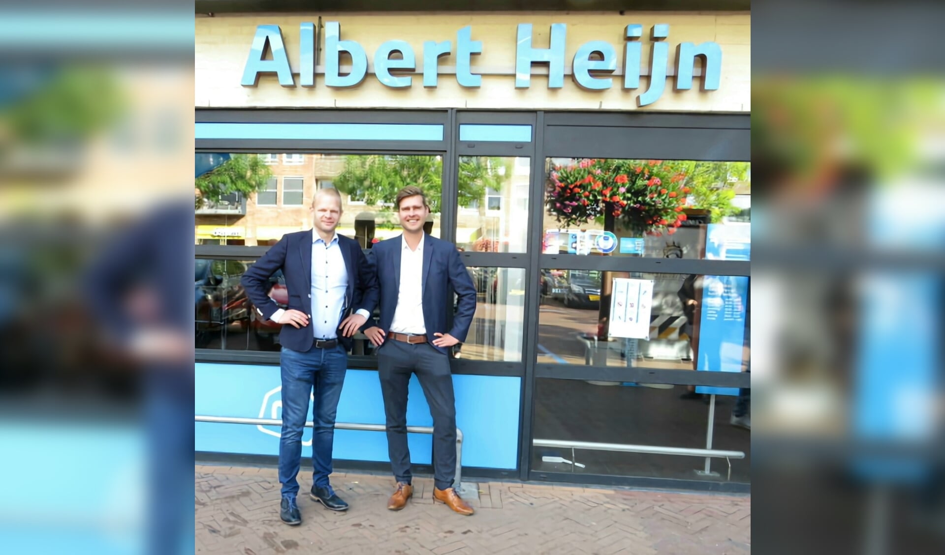 Eigenaar Arnold de Boer en bedrijfsleider Patrick Scherpenkate voor de winkel. 