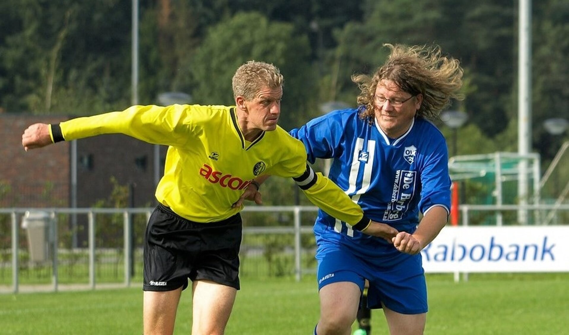 Twee strijders uit het buurtschap Giethmen. Jan Warmelink in het shirt van OZC probeert Gerrit Marsman van OVC '21 van zich af te schudden. Heden ten dage voetballen deze toppers in het shirt van FC Ommen.