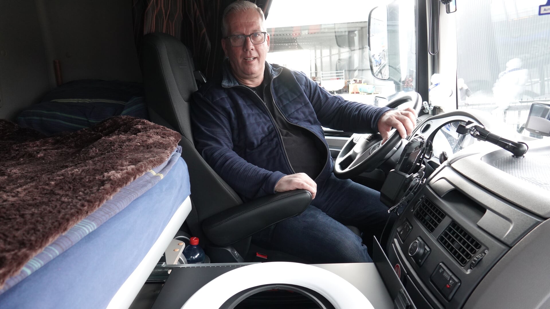 Henk Brink in zijn vrachtwagen met het Truck-Toilet.