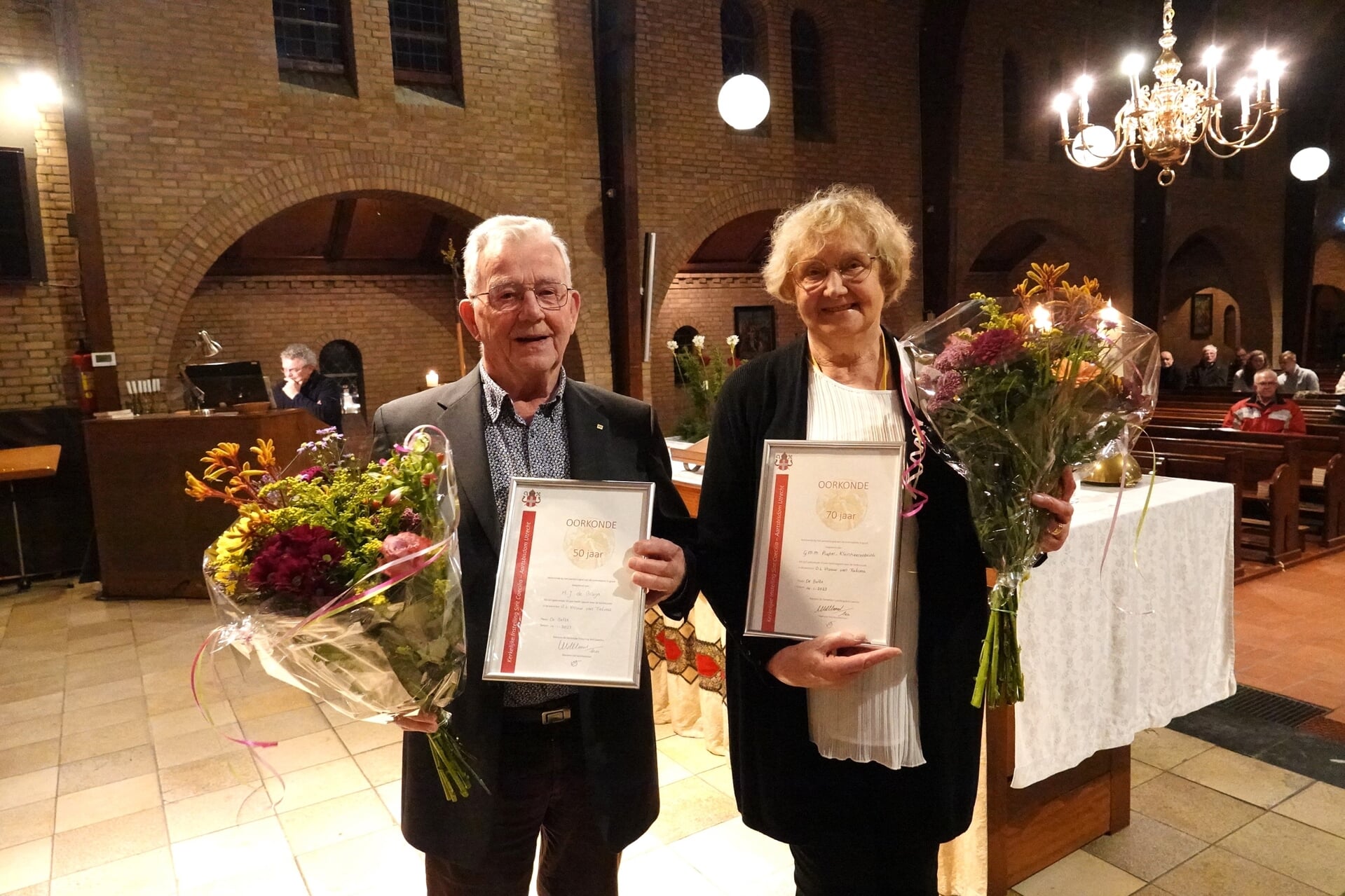 Koorleden Huub de Bruin, 50 jaar koorlid en Gre Pieper-Kleinheerenbrink, 70 jaar koorlid, werden zaterdag14 januari gehuldigd. 