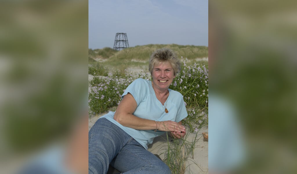 Wiepke in de duinen op Rottum, op de achtergrond de Kaap