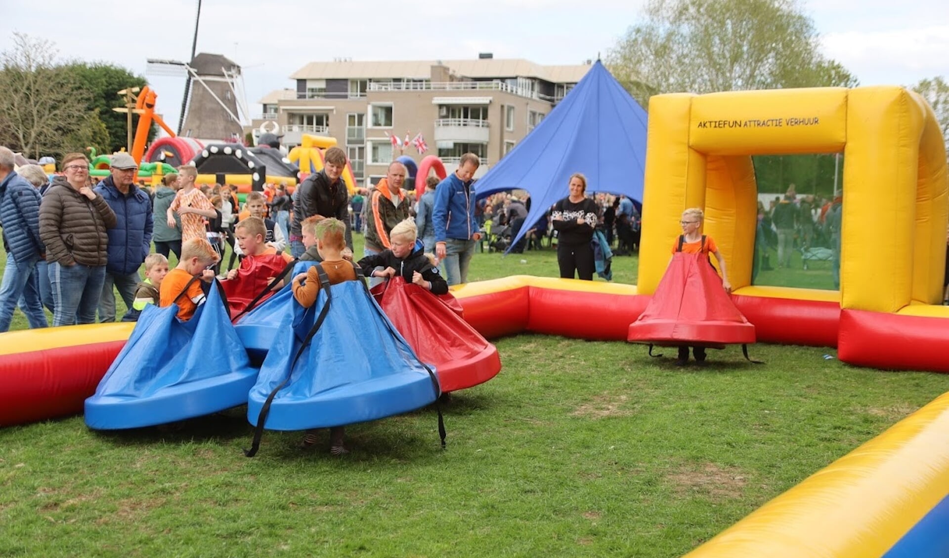 Impressie van de aubade op Koningsdag op het pleintje bij het Hoefijzer.