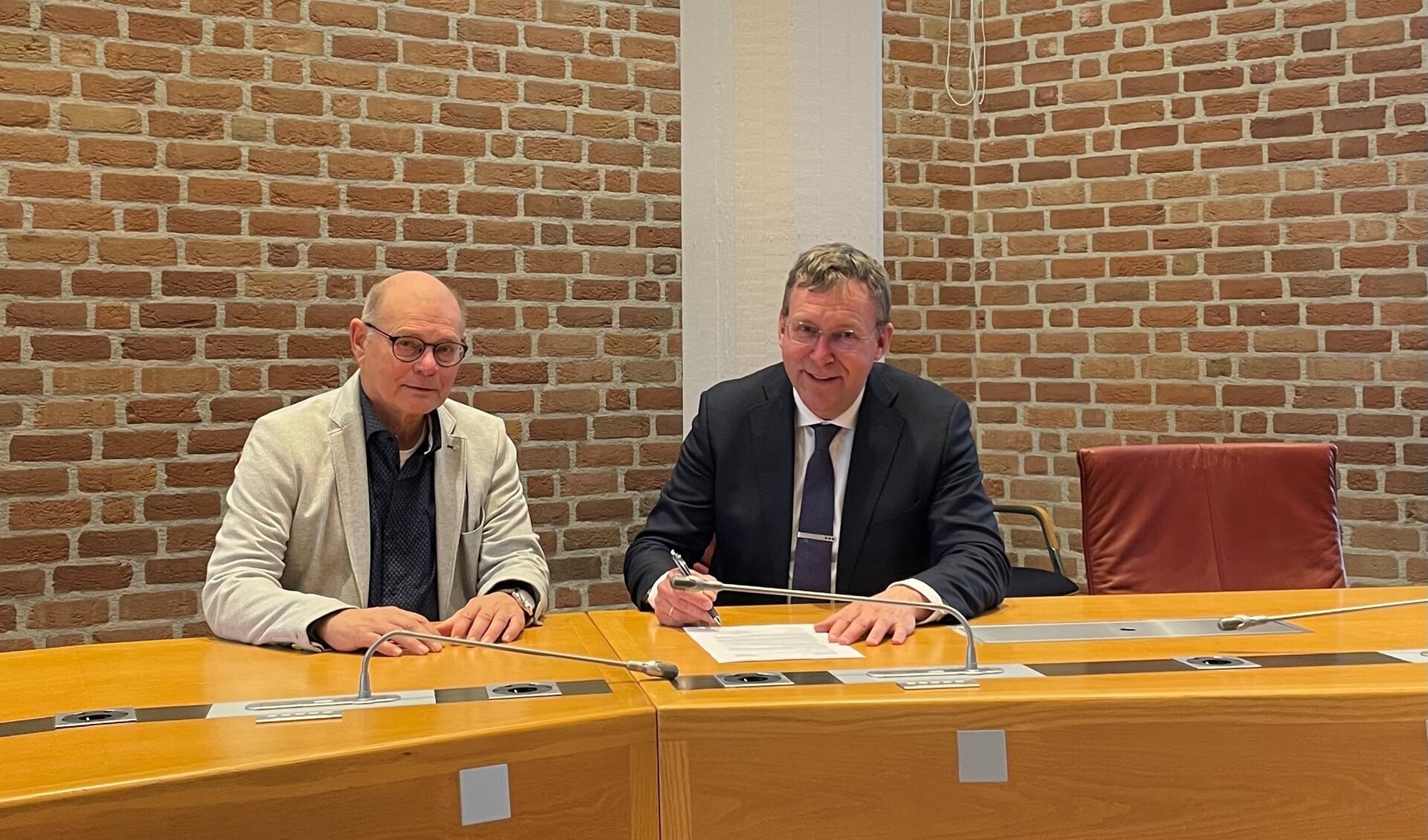 Wethouder Bart Jaspers Faijer tekende onlangs een intentieverklaring met de nieuwe afdeling van SchuldHulpMaatje in Ommen.