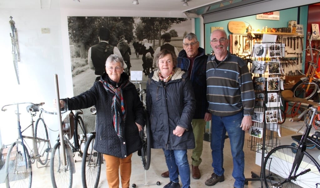 Aly de Vries, Dineke Broekmaat, Piet de Vries en Anton Wolters zijn klaar voor de officiële opening van het nieuwe fietsmuseum op 1 april
