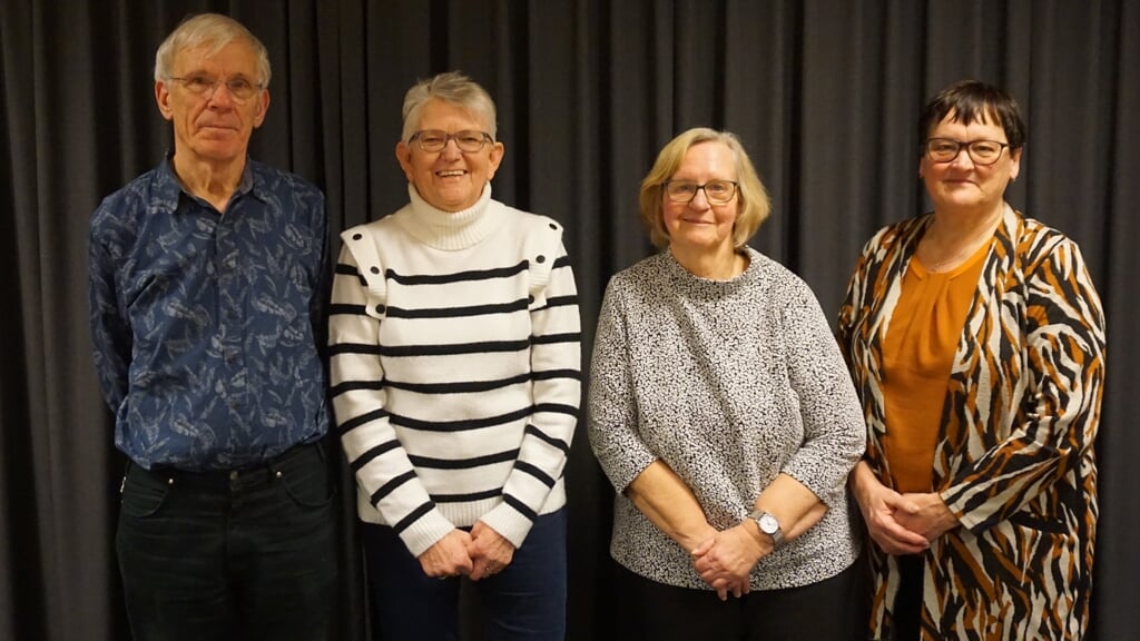 Het huidige bestuur v.l.n.r. Bernhard Sibelt, Annie Maas, Annie Kleinheerenbrink en Alina Arkes.