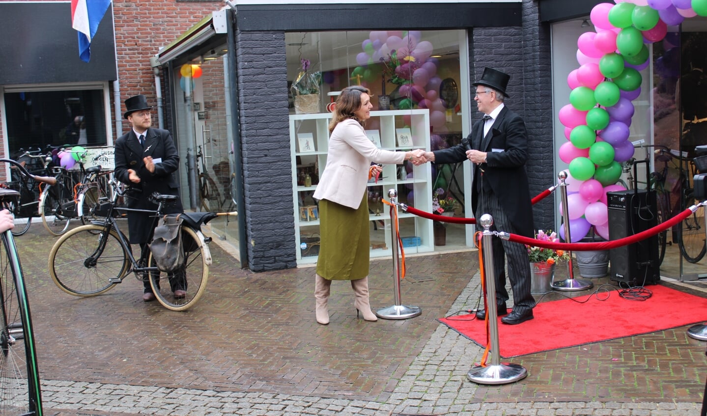 Felicitaties voor museumvoorzitter Gerrit Voort van de wethouder Van den Nieuwboer.