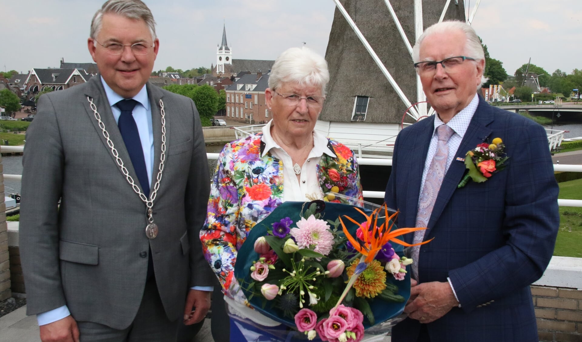 Ook burgemeester Hans Vroomen kwam het diamanten paar namens de gemeente feliciteren. 