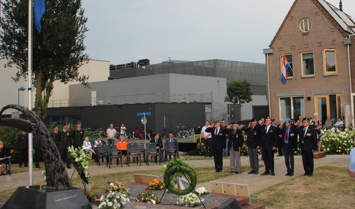 De erewacht tijdens de herdenking op 15 augustus