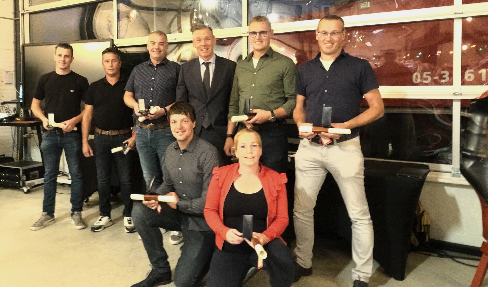Tijdens de korpsavond werden er brandweerlieden gehuldigd, maar ook diploma's en certificaten uitgereikt. (Foto: Gert Stegeman).