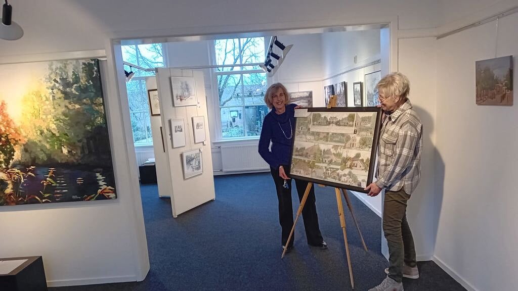 De dames Anneke de Olde en Anna Kremer leggen de laatste hand aan de inrichting van de tentoonstelling      