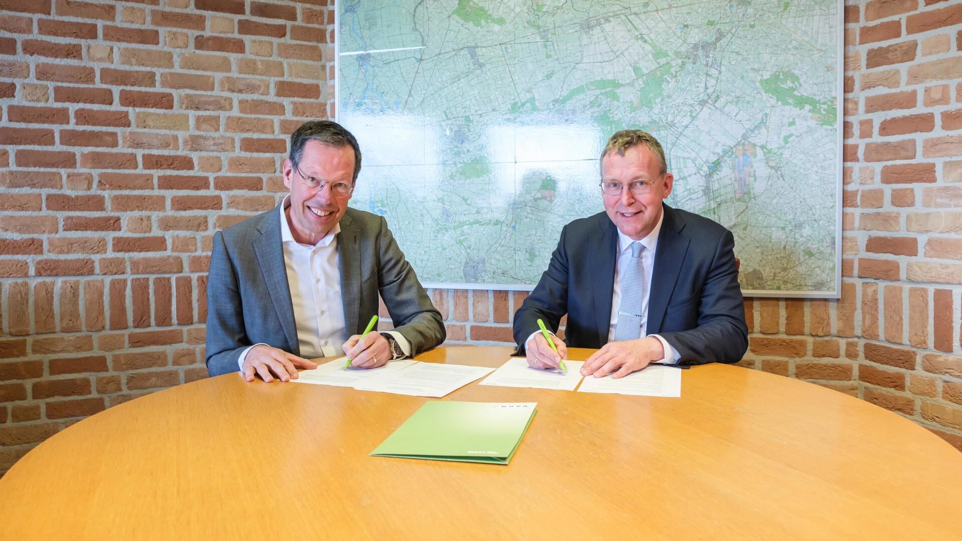 Wethouder Bart Jaspers Faijer (rechts) en Roger Beuting (links), algemeen directeur van ROVA, tekenen de nieuwe BBR-dienstverleningsovereenkomst. 