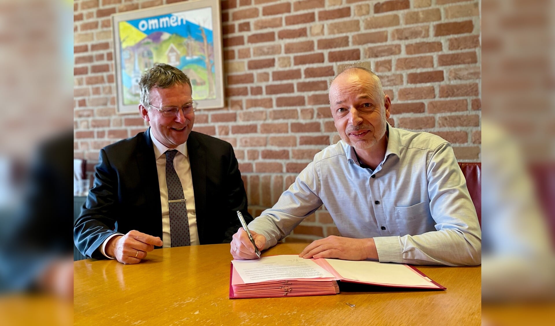 De nieuwe afspraken worden ondertekend door Rob Houthooft (algemeen directeur Larcom), in het bijzijn van wethouder Bart Jaspers Faijer.