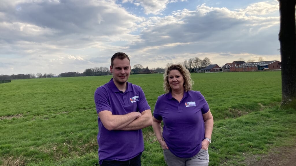 Vera Wessels en Leander van Losser, met op de achtergrond het weiland waar het Ballonfestijn Westerhaar plaatsvindt.  