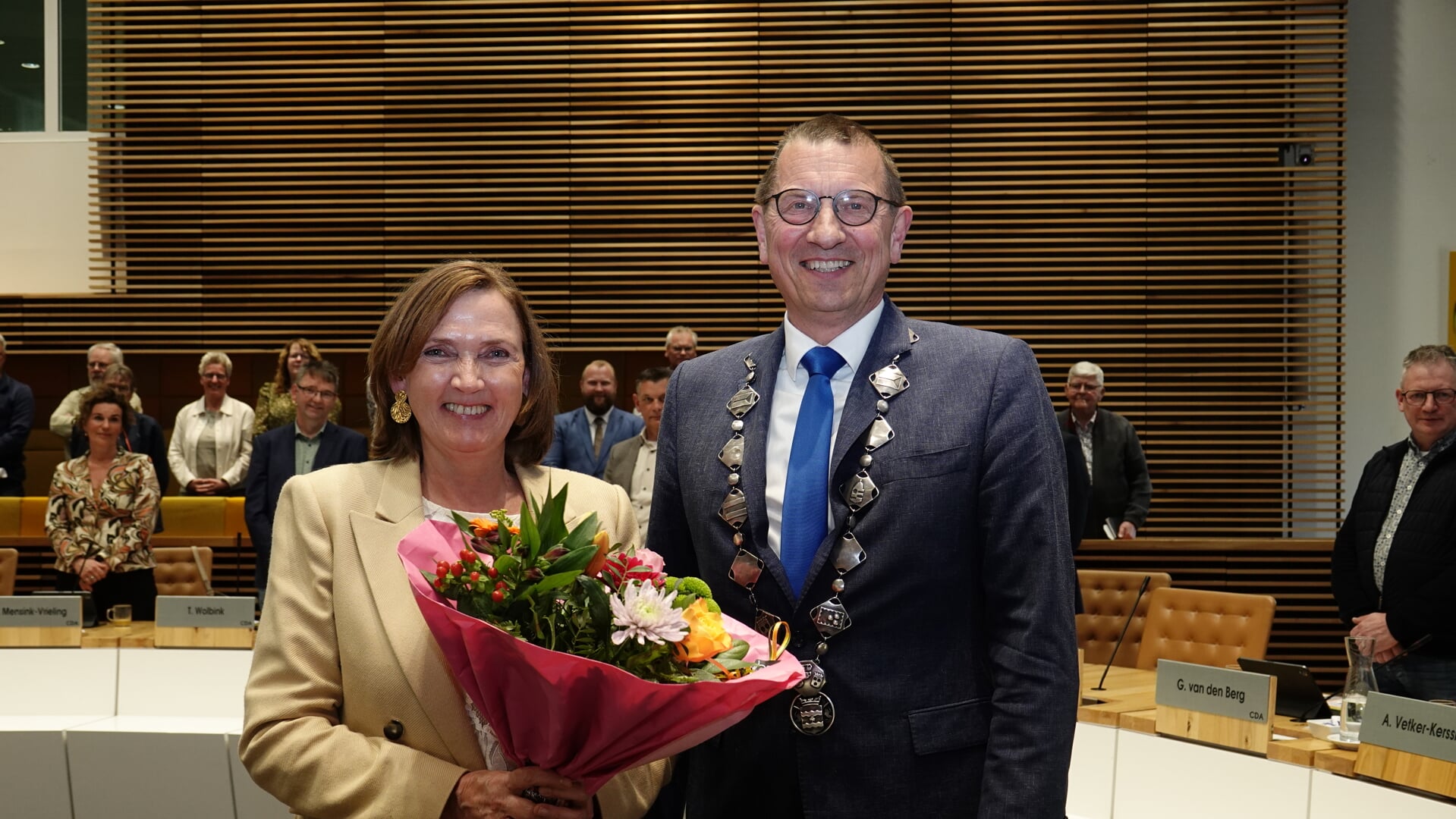 De 59-jarige Didi Dorrestijn-Taal uit Renswoude werd na unanieme goedkeuring van de raad, door burgemeester Offinga beëdigd als nieuwe wethouder van de gemeente Hardenberg. (Foto: G. Stegeman).  