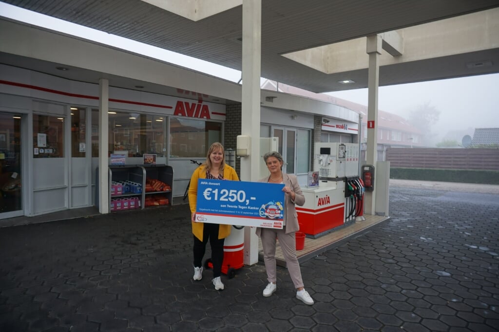 Marijke Hofstra van AVIA Weghorst (links) en Petra Goddijn van Stichting Twente Tegen Kanker bij deelnemende locatie AVIA Borne.