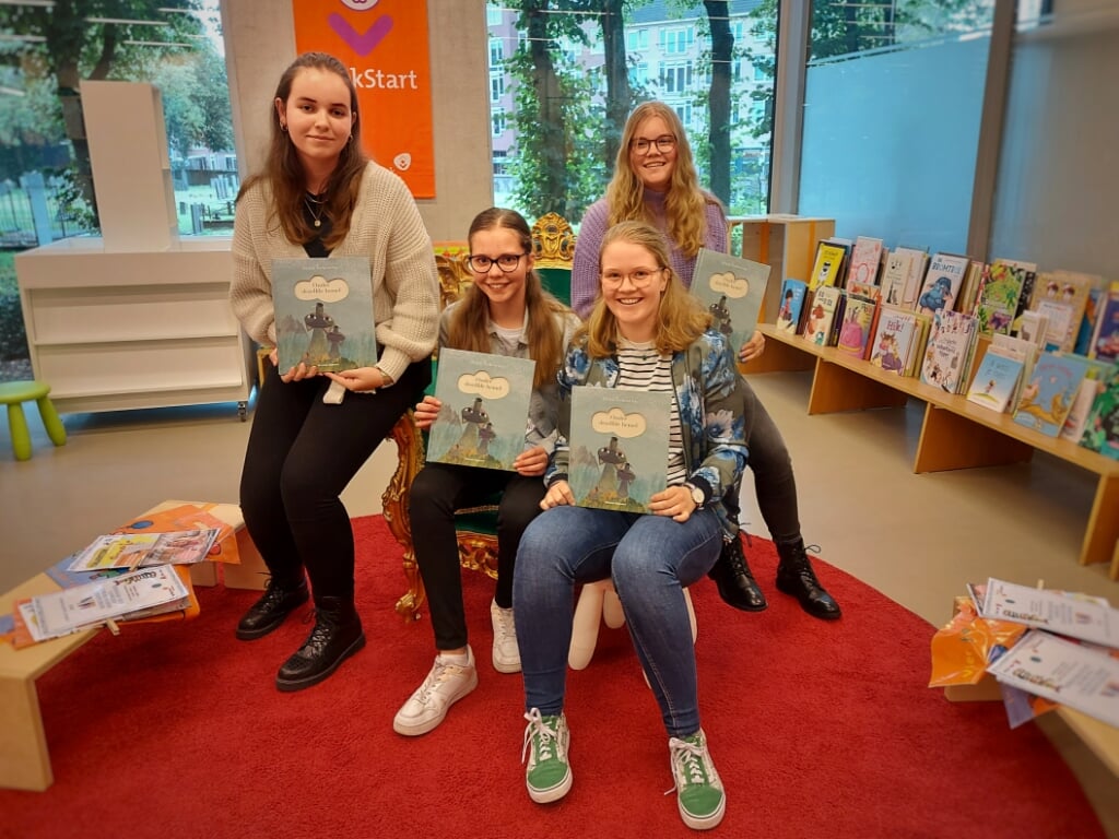 Meike van de Belt, Renske Kampjes, Ilse Brand en Sanne Wenneker werden de winnaars van het maken van een digitaal prentenboek.