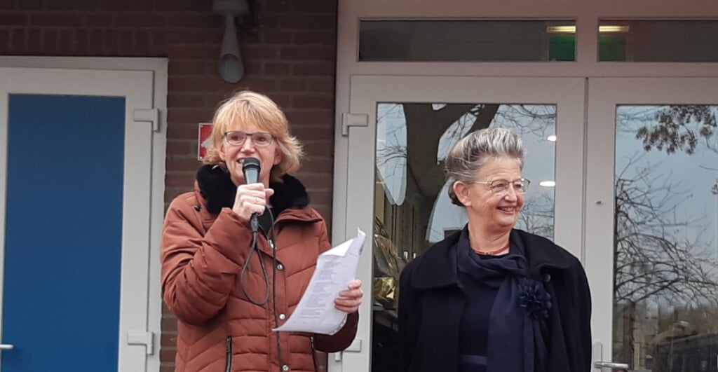 Locatiecoördinator Annita Post spreekt afscheidswoorden toe aan juf Ria Berkhoff. Na 43 jaar neemt Ria Berkhoff afscheid als godsdienstjuf.   