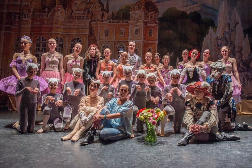 Cora te midden van haar leerlingen en de balletdansers van het Royal Moscow Ballet. Ze mochten meedansen in de voorstelling De Voorveghter.