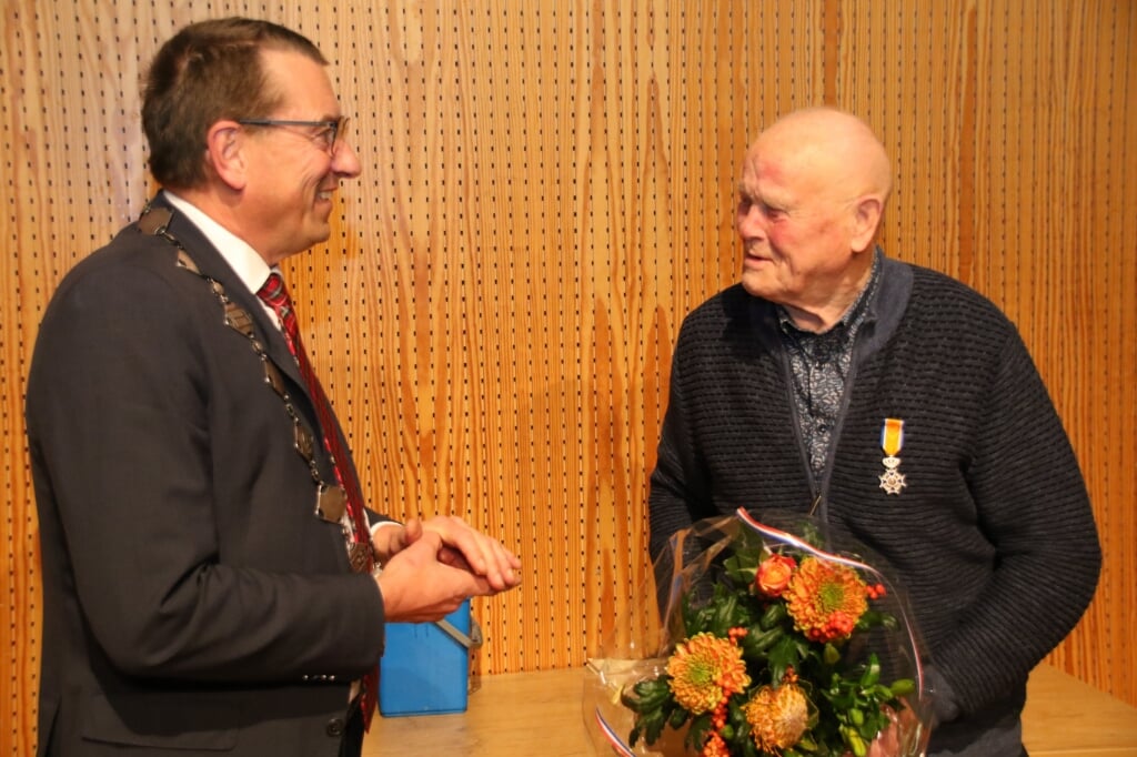 Roelof Hein werd bij de uitreiking lovend toegesproken door burgemeester Maarten Offinga. 