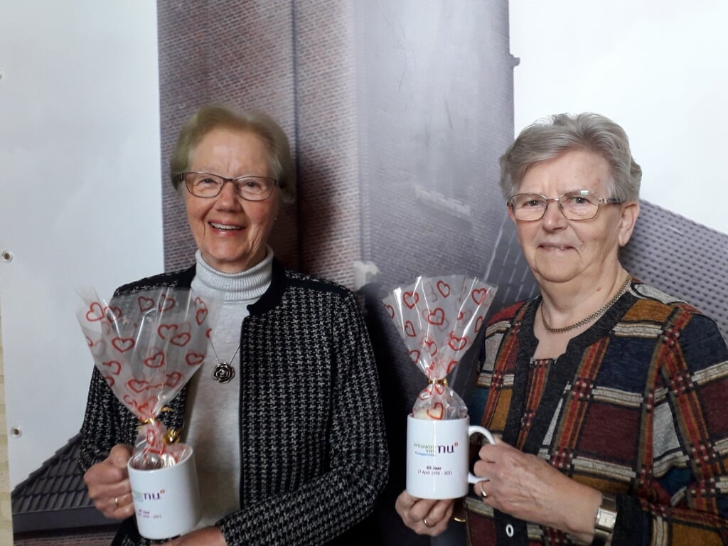 De dames Plomp-Vonk (links) en Meulenbeld-Letteboer mochten de eerste jubileummok in ontvangst nemen.