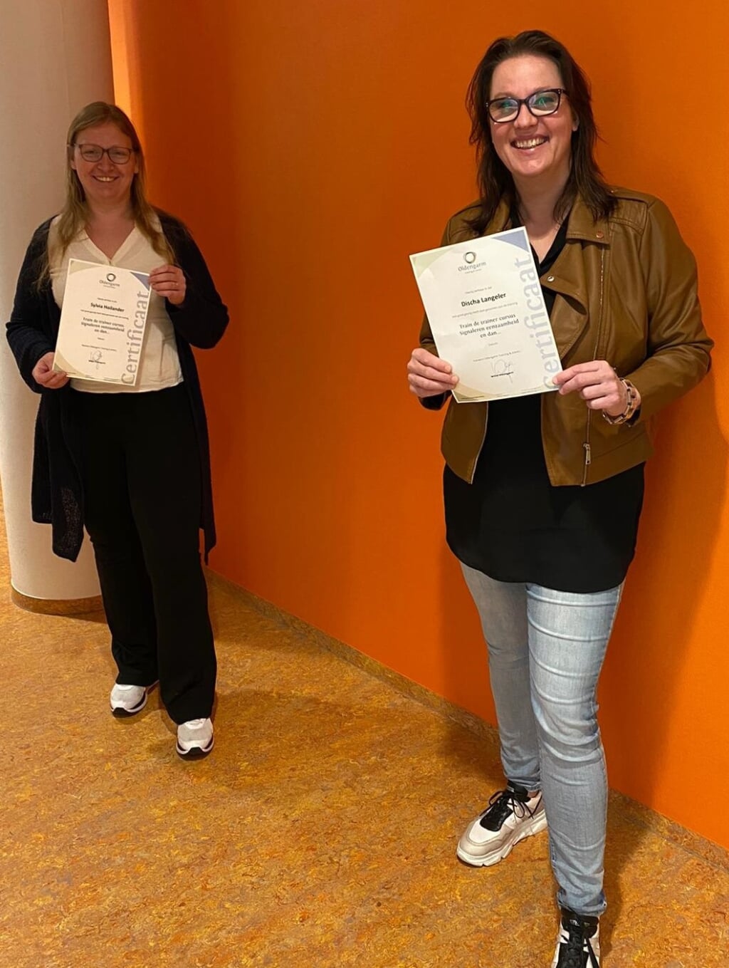 Twee medewerkers van ZorgSaam Twenterand hebben hun certificaat behaald als ‘Trainer Eenzaamheid. 