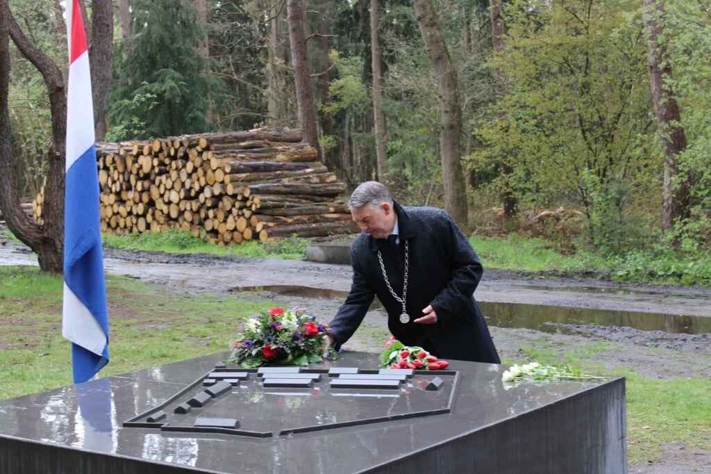 De burgemeester legt de krans bij het monument van de Besthmenerberg.