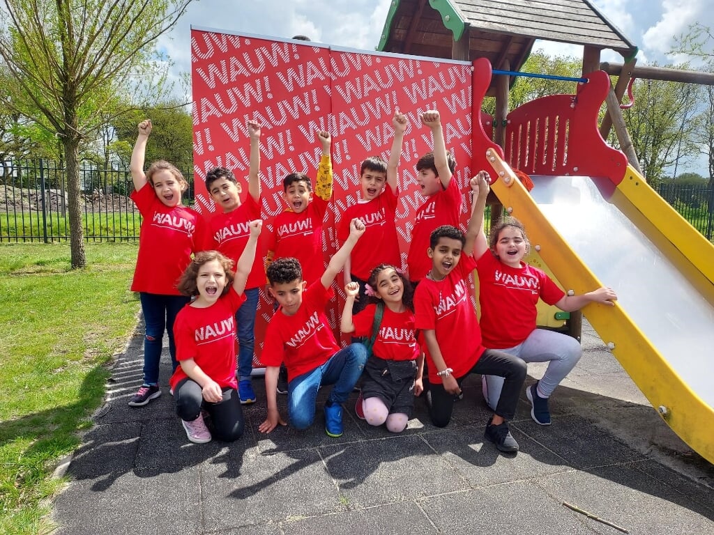 De kinderen van nieuwkomersschool De OpStap op het AZC in Heemserveen werden vorige week getrakteerd op het WAUW!-project.